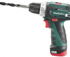 Est-ce que la perceuse visseuse Metabo POWERMAXX BS est assez robuste pour les travaux courants ?