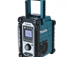 La radio Makita pas chère DMR102 est-elle fiable sur chantier ?